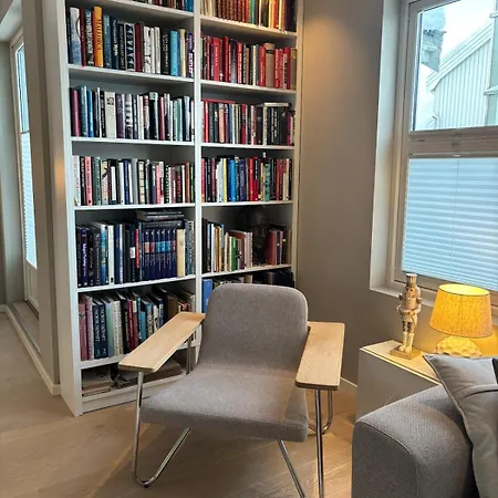 Beautiful House - Walking Distance Of Everything Apartment *